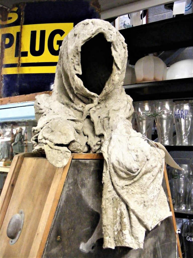 Lord of the Rings Cast Hood Model