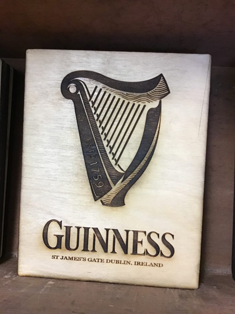 WOODEN PLAQUE GUINNESS SMALL LIGHT BACKGROUND