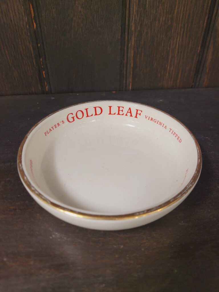 Player's Gold Leaf Ashtray [w321]
