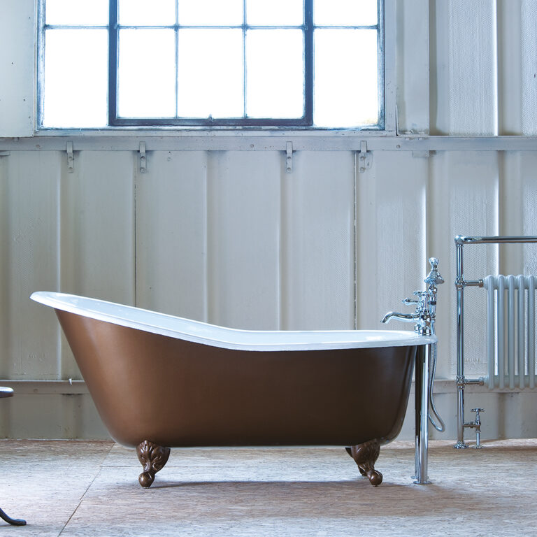 Bordeaux (1560) Cast Iron Bath (Painted Exterior, Chrome Feet)