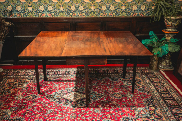 Six-legged Gate Table