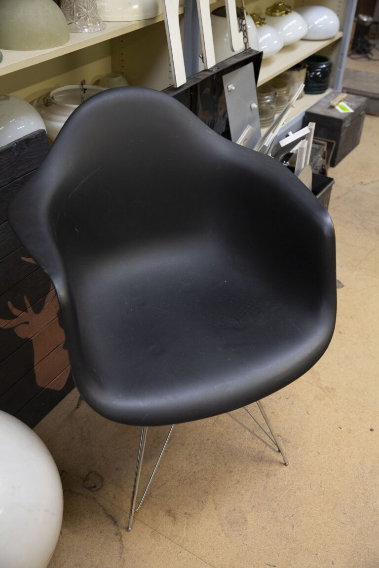 Black DAW-style Chair