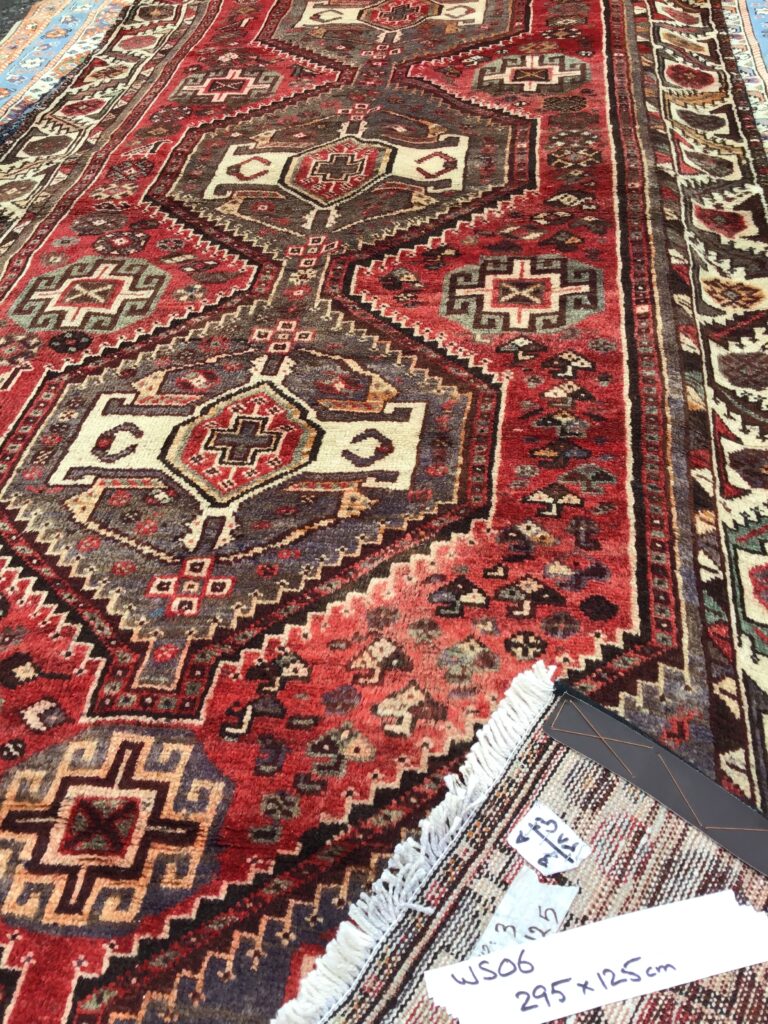 Fine Full-pile Persian Shiraz Village Rug [WS06]