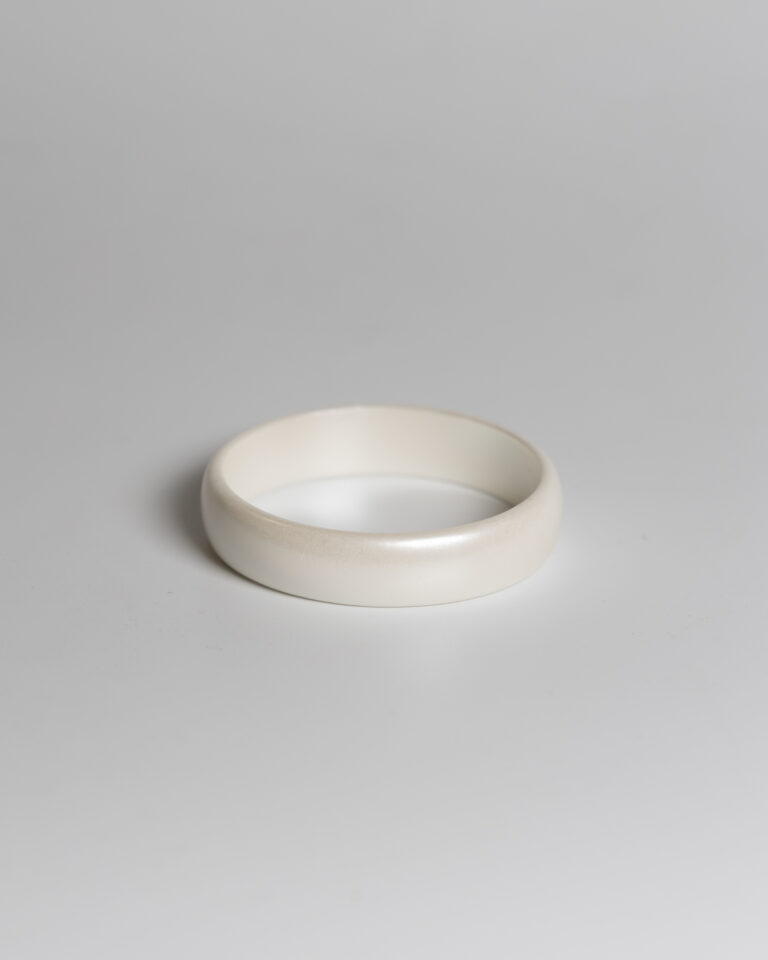 JL049 Vintage White Lucite Bangle