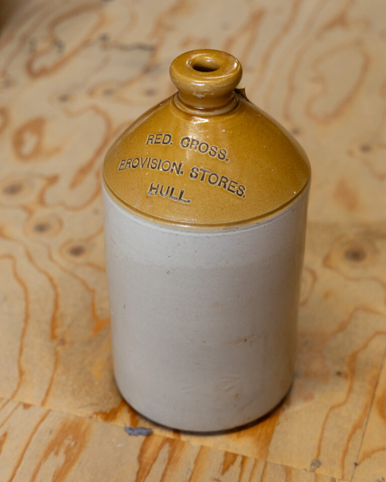 Red Cross Hull Stoneware Flagon [sw119]