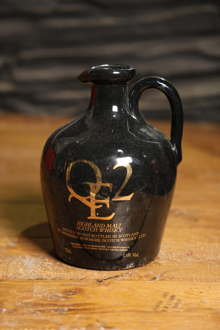 QE2 Scotch Whisky Flagon [w831]