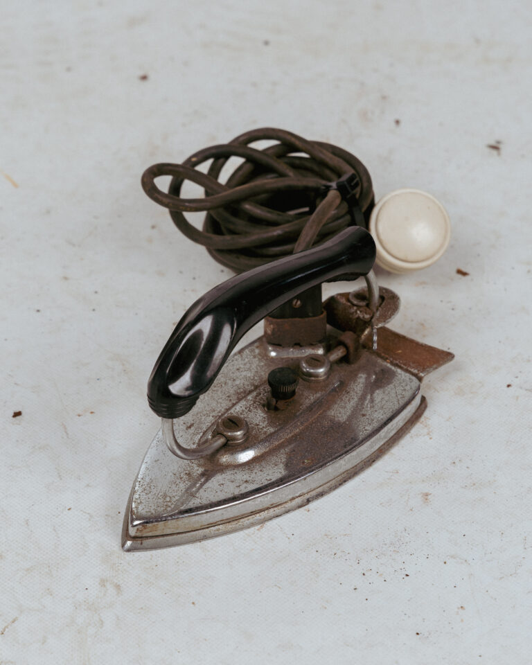 MT033 Vintage Electric Iron
