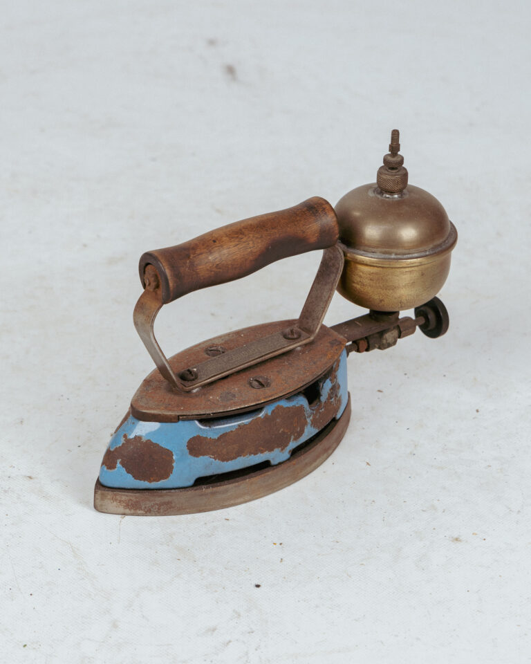 MT059 Vintage Coleman Steam Iron