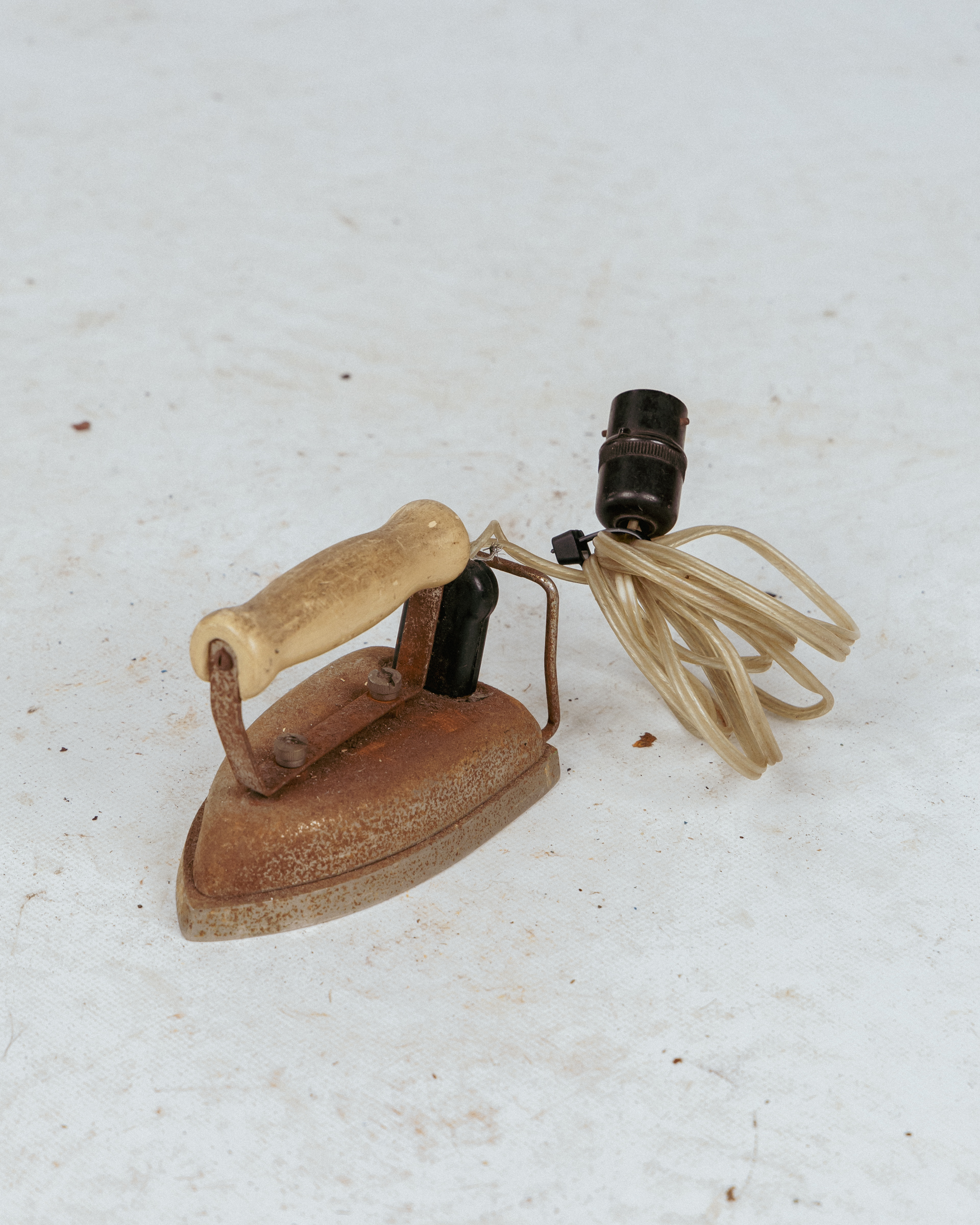 MT057 Vintage Travel Iron