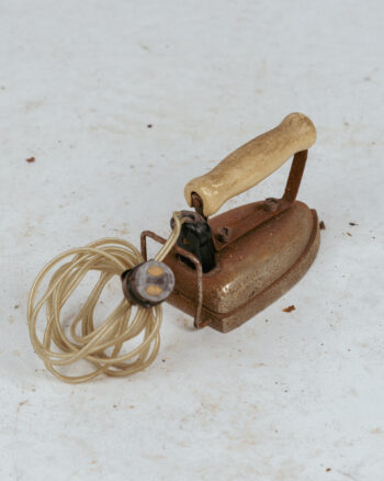 MT057 Vintage Travel Iron