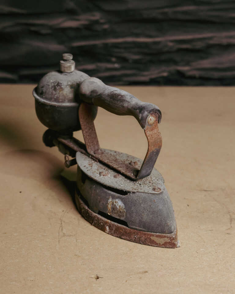 MT072 Vintage Steam Iron