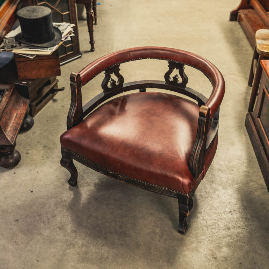 A short leather horseshoe chair 