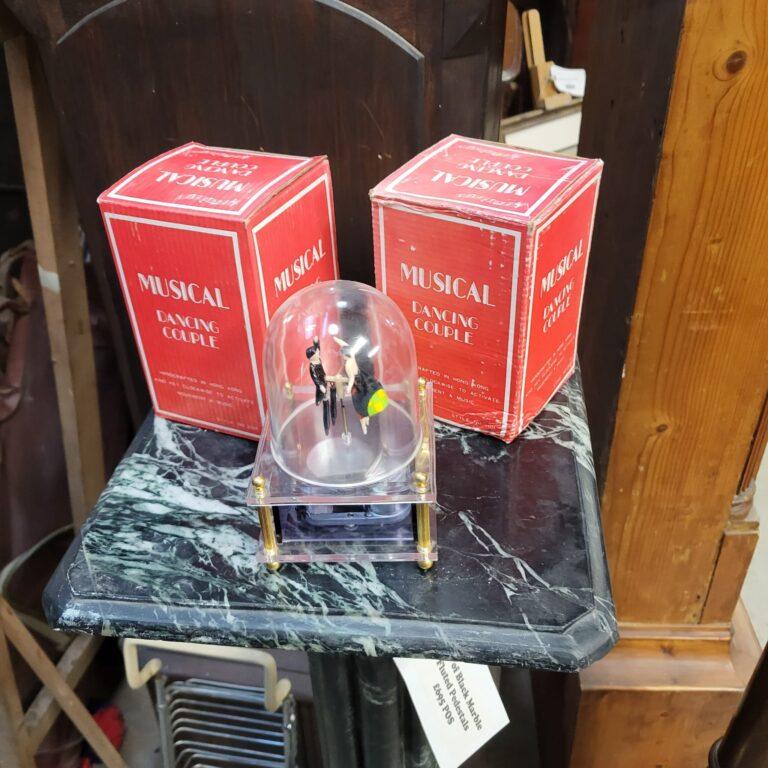 Dancing Couple Musicbox