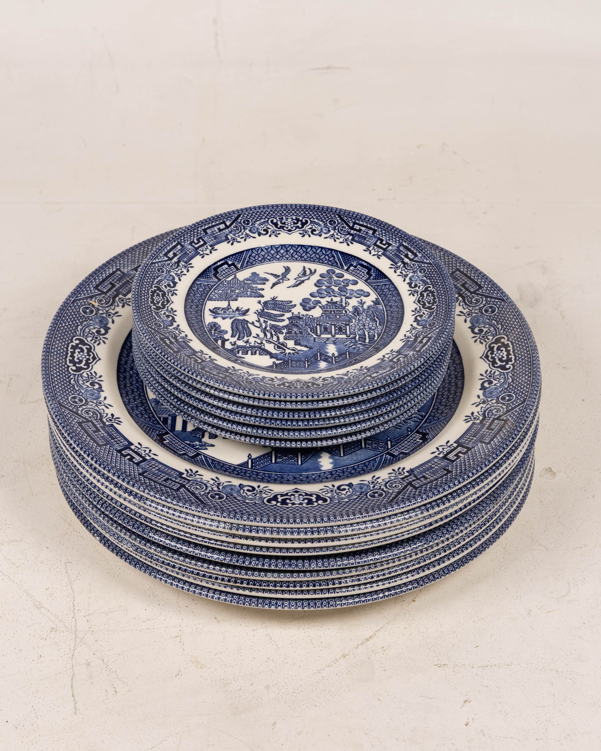 Churchill – Willow Pattern Plates Set