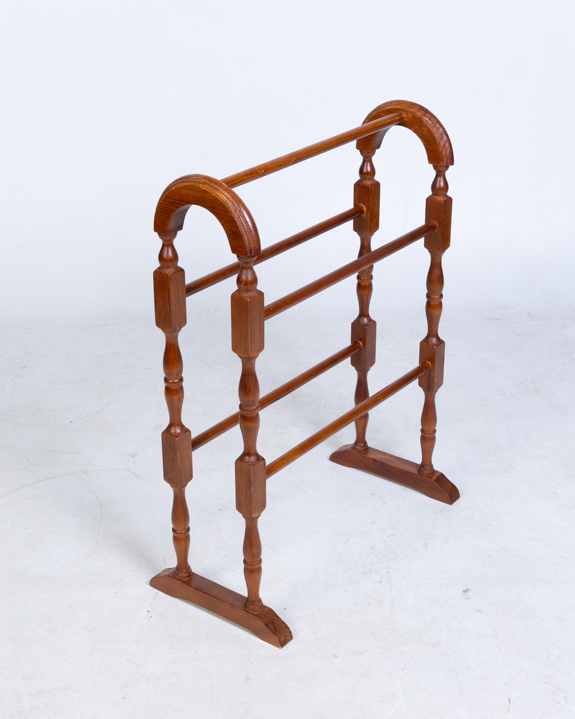 Antique-style Wooden Towel Rail
