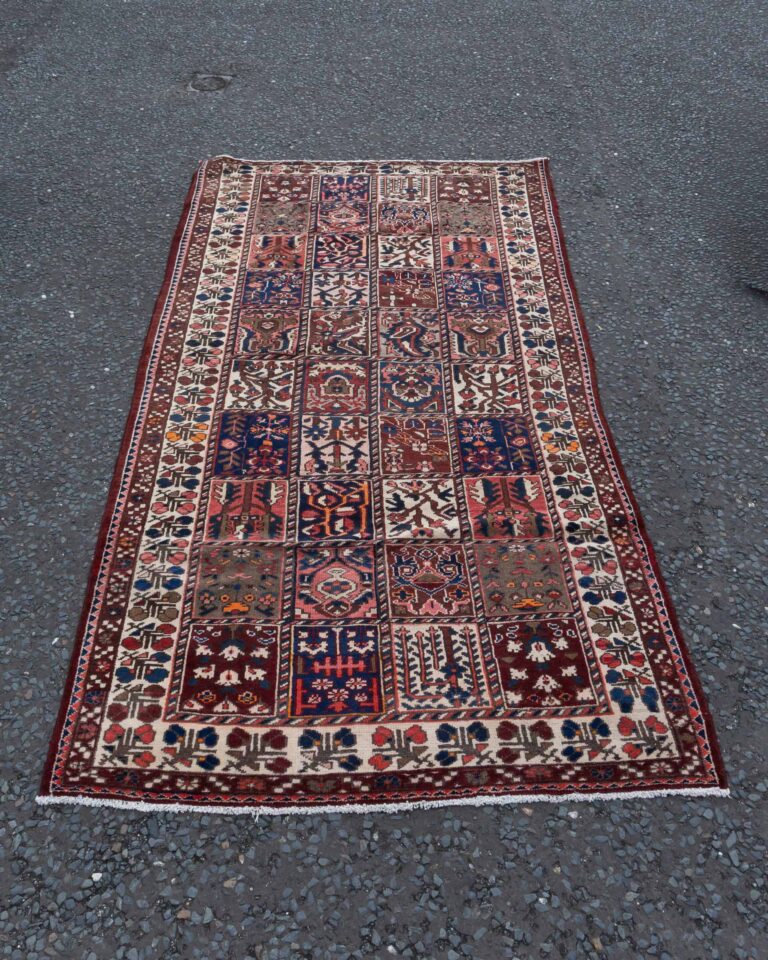 Vintage Patterned Rug with Floral Details JR13