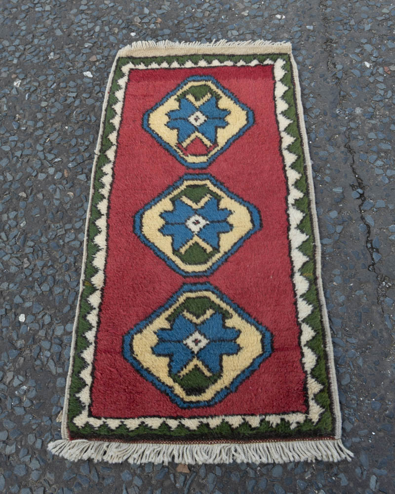 Vintage Wool Rug with Geometric Medallion Design – ZZ26