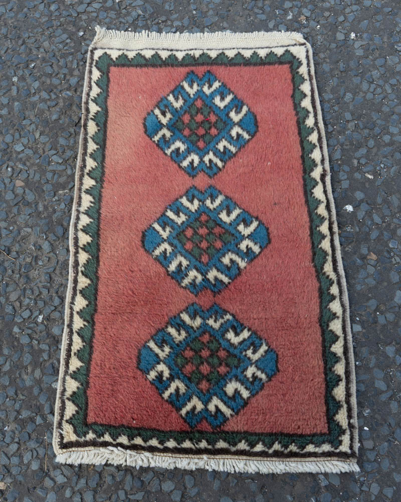 Wool Rug with Geometric Pattern, Small Accent Piece – ZZ27