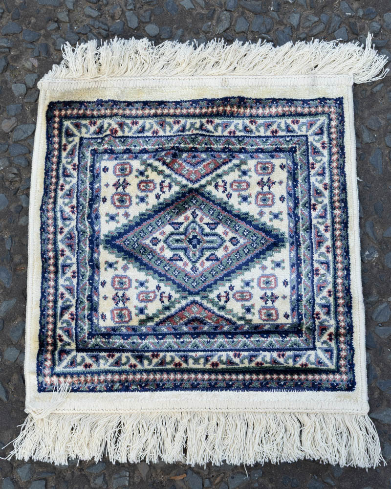 Oriental Wool Rug with Geometric Design and Fringe – ZZ32