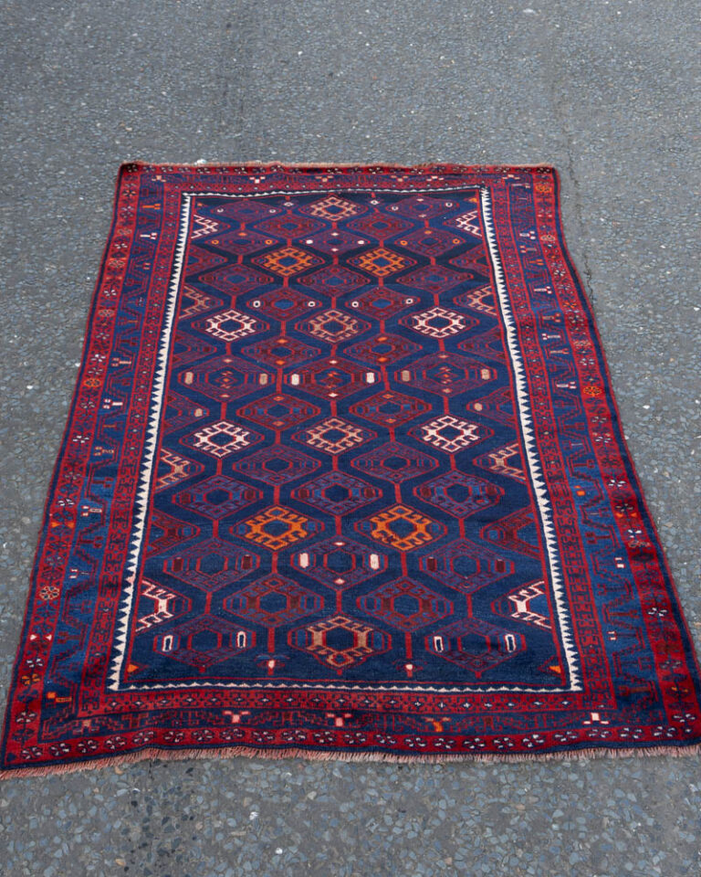 Hand-Knotted Wool Rug with Geometric Pattern -ZZ18