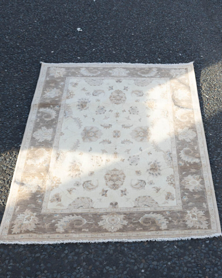 Oriental Cream Wool Rug with Floral Medallion Design - ZZ21