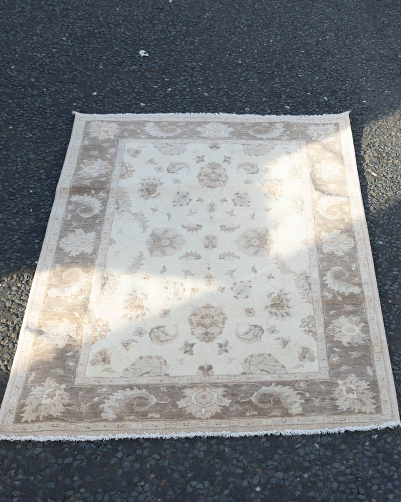 Oriental Cream Wool Rug with Floral Medallion Design – ZZ21