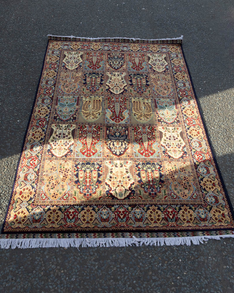 Persian Wool Rug with Floral Medallion Design – ZZ01