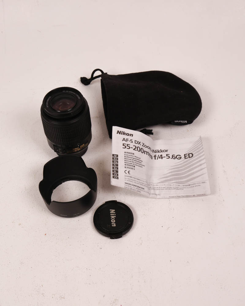 Nikon AF-S DX Zoom-Nikkor 55-200mm Lens Kit with Accessories