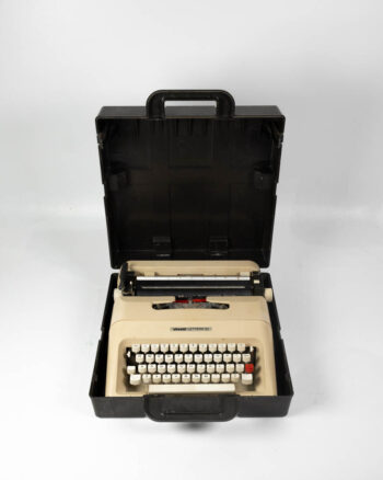 Olivetti Lettera 35 Cream Portable Typewriter with Case