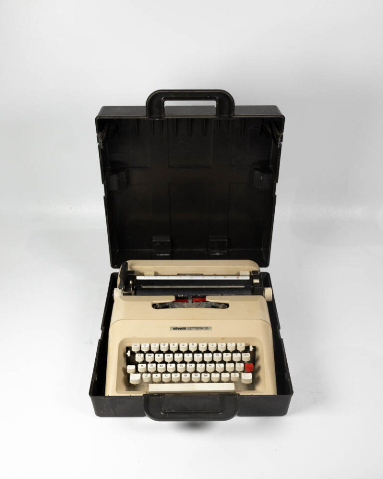 Olivetti Lettera 35 Cream Portable Typewriter with Case