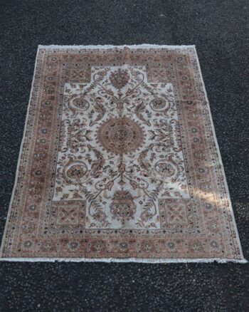 Traditional Pakistani Wool Rug with Floral Medallion Rug – MR04