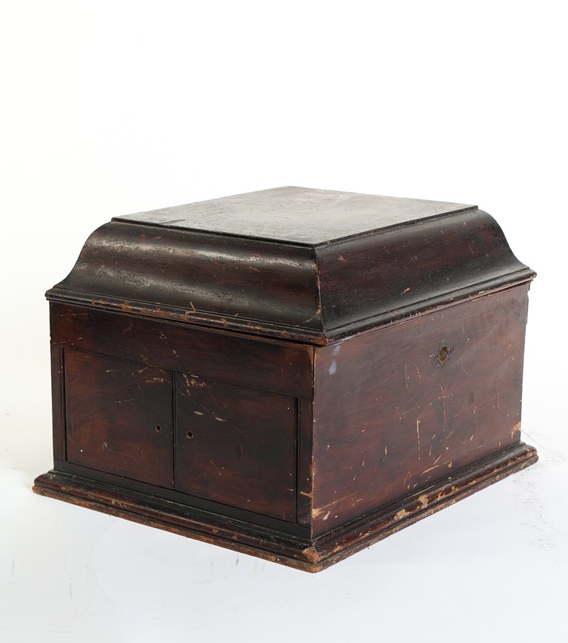 Antique Wooden Wind-Up Gramophone with Hinged Lid